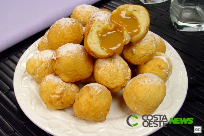 Bolinho de chuva recheado com doce de leite