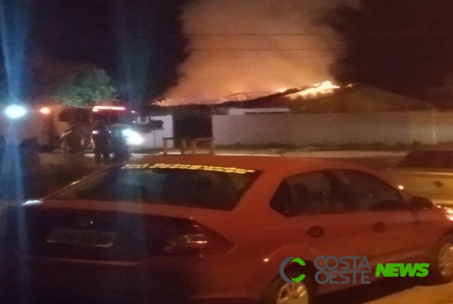 Residência pega fogo em Guaíra