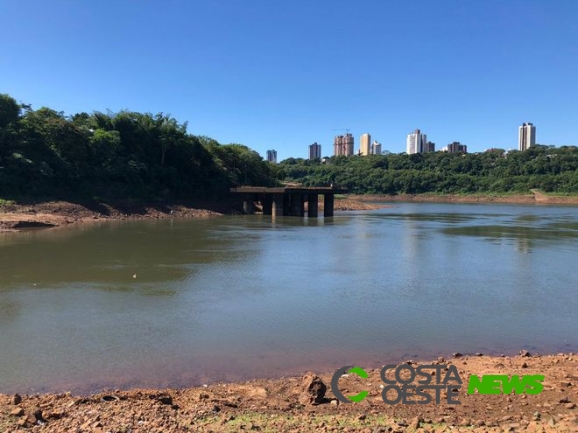 Canoa vira no Rio Paraná com grupo de paraguaios