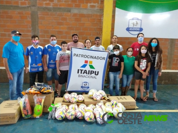 Projeto Adjovens recebe material esportivo da Itaipu Binacional 