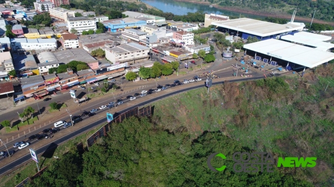 Mais de cem veículos participam de carreata em Foz pela reabertura das fronteiras