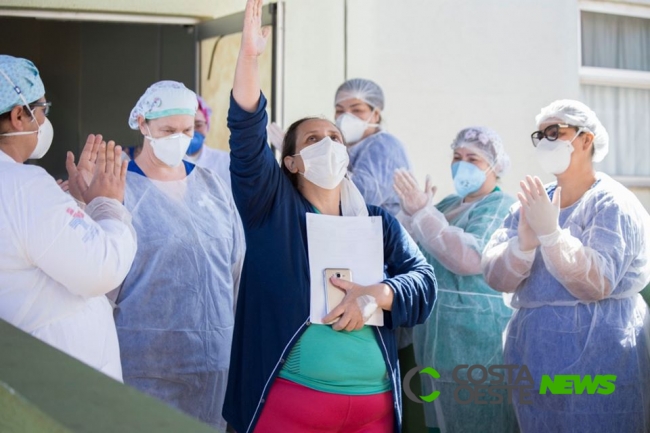 Em Foz, enfermeira recuperada da COVID-19 recebe alta do Hospital Municipal