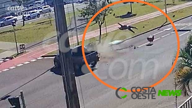 Entregador é arremessado e moto explode, em Cascavel