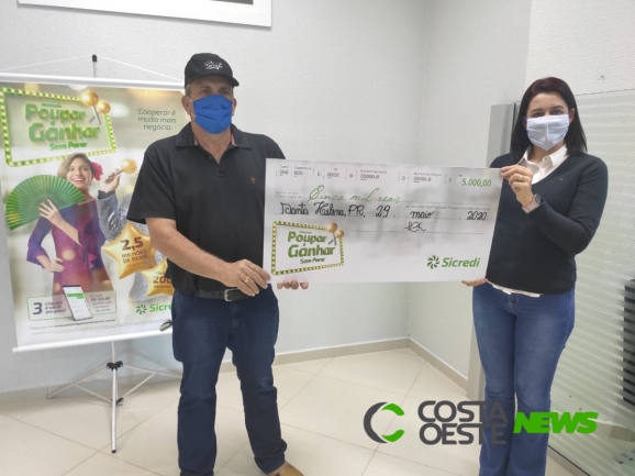 Sicredi Vanguarda entrega prêmio de R$ 5 mil a poupador de Santa Helena