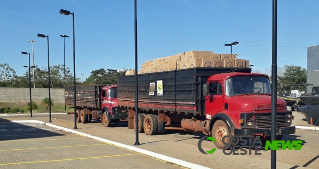 Caminhões carregados com cigarros contrabandeados são apreendidos, em área rural