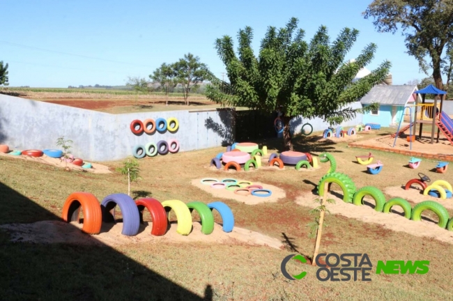 CMEI Professor Irineu Wagner constrói parquinho reciclando pneus usados em Moreninha