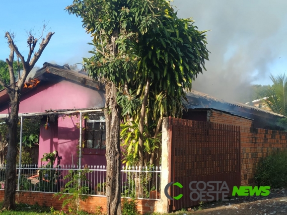 Família que teve casa atingida pelo fogo em Santa Helena precisa da sua ajuda; entre no grupo e doe