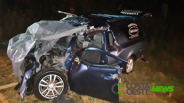 Ocupantes de carro funerário morrem em grave colisão contra caminhão na BR-277