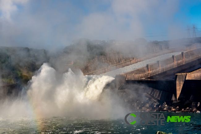Abertura do vertedouro de Itaipu permite movimentação  de 150 barcaças e 500 trabalhadores no Paraguai