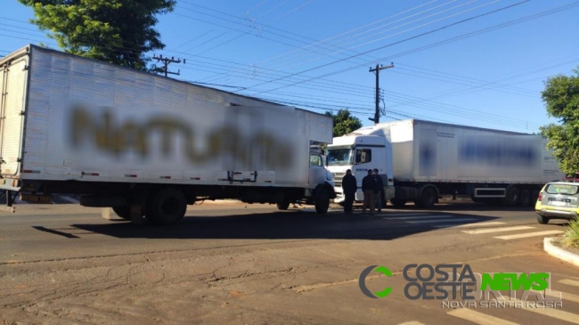 Caminhão desgovernado causa acidente no centro de Pato Bragado