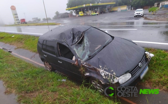 Veículo capota após aquaplanar na BR-277 em São Miguel do Iguaçu