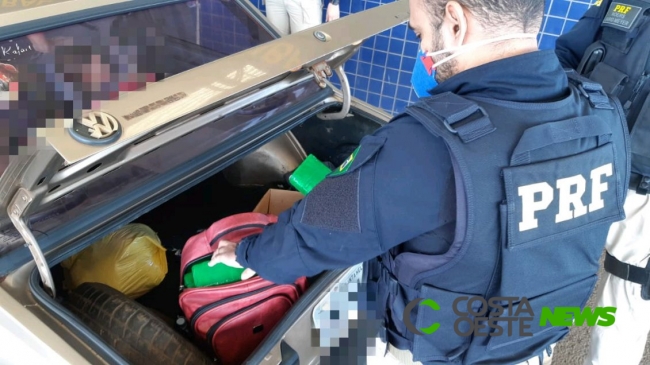 Veículo de Santa Helena ocupado por três adultos e duas crianças é apreendido com 15 kg de maconha em Santa Catarina