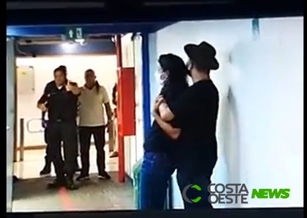 Homem invade sede da TV Globo e faz repórter de refém
