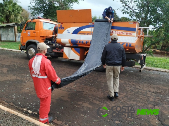 Defesa Civil e Bombeiros atendem famílias atingidas pela forte chuva em Santa Helena