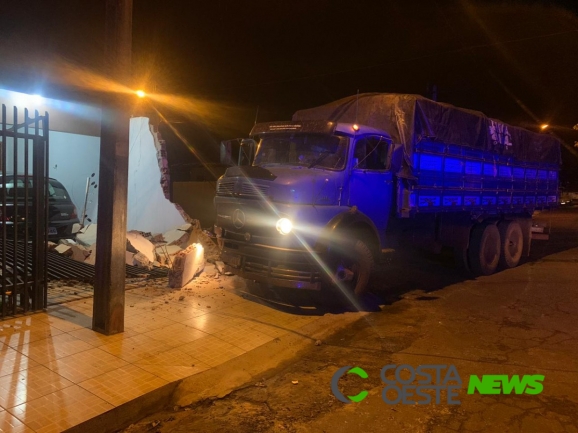 Condutor salta de caminhão em movimento para fugir da PRF