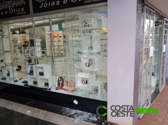 Ladrões quebram vidraça e furtam relógios no centro de São Miguel do Iguaçu