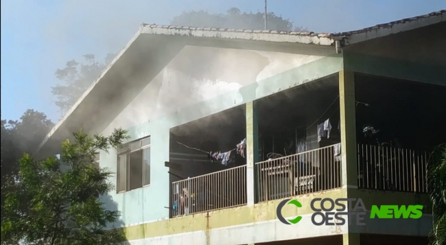 Corpo de Bombeiros e Defesa Civil combatem incêndio em residência às margens da PR 488 em Santa Helena