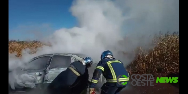 Veículo pega fogo e fica totalmente destruído no interior de São Miguel do Iguaçu