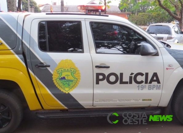Homem agride policiais, danifica viatura e ameaça a esposa e filho em Entre Rios do Oeste