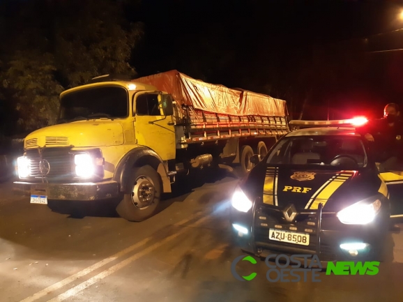 PRF apreende caminhão com R$ 900 mil em cigarros contrabandeados em Guaíra