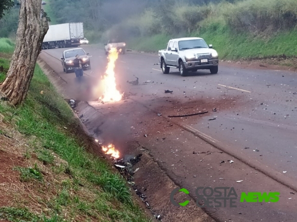 Motocicleta com placa de Medianeira explode e piloto morre após colisão com caminhão na PR-585