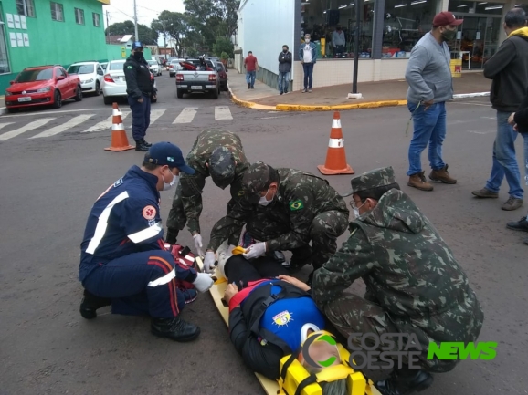 Militares do Exército auxiliam em socorro a vítima de acidente em Guaíra