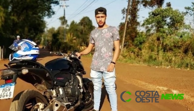 Jovem de 19 anos morre ao colidir contra poste em Foz do Iguaçu