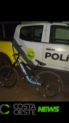 Missal: ao ter bicicleta recuperada, menino abraça policiais para agradecer o rápido trabalho da equipe