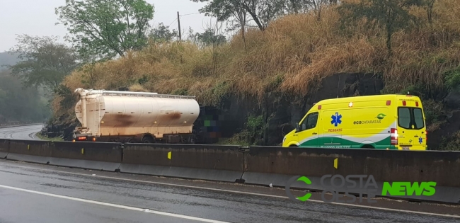 BR-277: Motorista de caminhão perde controle da direção na Serra do Mico