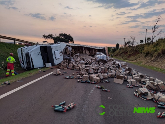 Caminhão carregado de vinho tomba na BR-277, na divisa entre São Miguel e Medianeira
