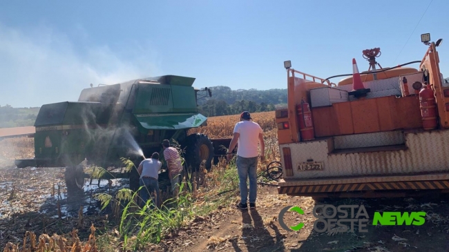 Colheitadeira fica parcialmente destruída em incêndio no interior de Missal