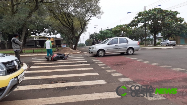 Acidente deixa condutora de Honda Biz ferida no centro de Santa Helena