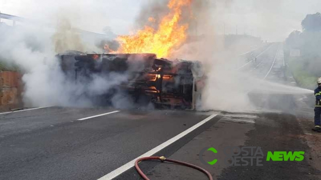 Caminhão tomba e pega fogo na BR-376, em Alto Paraná; vídeo