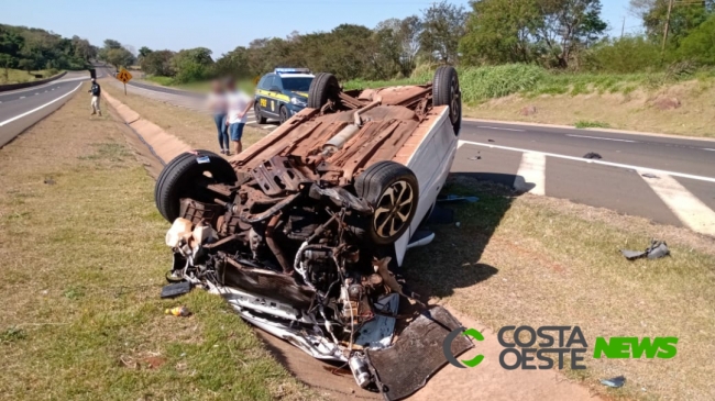 Em novo acidente na BR-277, Vectra capota após colidir com caminhão