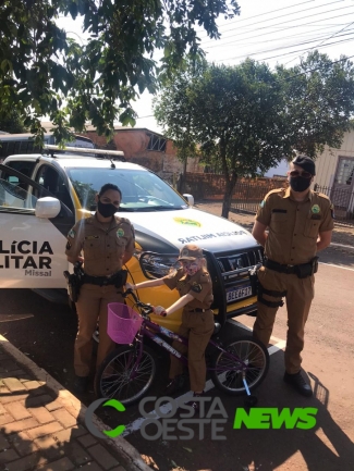 Mãe compra bicicleta para filha fã da PM e policiais de Missal fazem a entrega