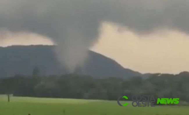 Vídeo mostra momento em que tornado toca o chão em Santa Catarina; assista