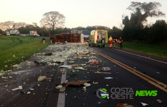 Cinco pessoas ficam gravemente feridas após acidente entre dois caminhões na BR-277 em Céu Azul