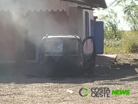 Veículo é incendiado durante a madrugada às margens da PR 488 em Santa Helena