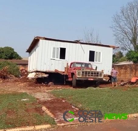 Transporte de casa de madeira chama a atenção de moradores em Santa Helena (vídeo)