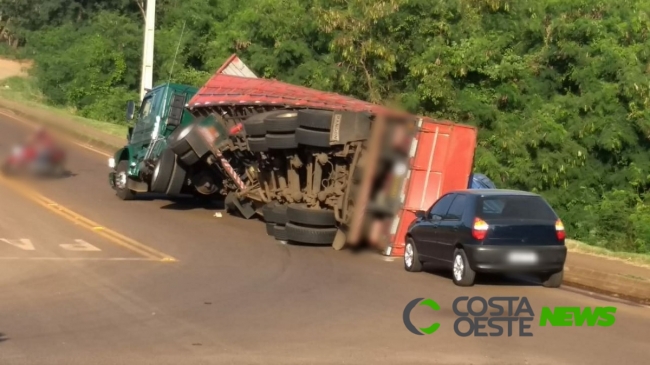 Caminhão tomba na Avenida 24 de Outubro em Medianeira