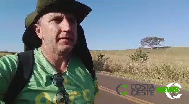 Santa-helenense se forma na faculdade e percorre mais de 70 km para cumprir promessa
