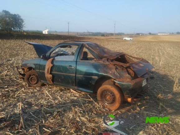 Capotamento deixa veículo destruído na PR 488 em Santa Helena