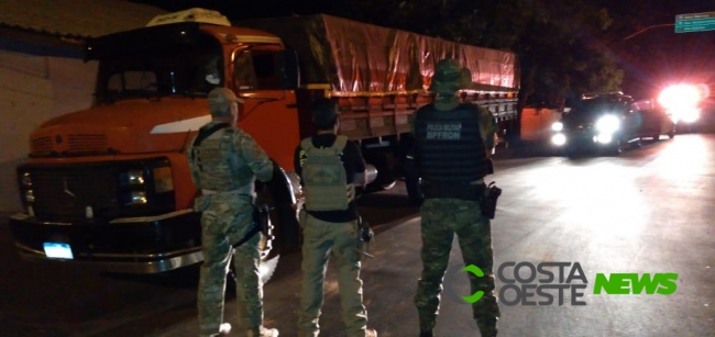 Policiais apreendem caminhão carregado com cigarros em Santa Helena