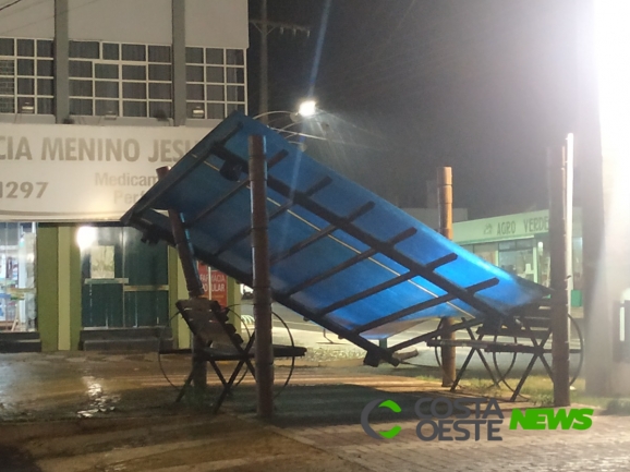 Vento deixa prejuízos e residências sem luz em Santa Helena