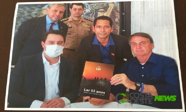Bolsonaro recebe livro dos 55 anos da Lar Cooperativa
