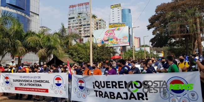 Manifestantes tomam as ruas de Ciudad del Este pela reabertura da fronteira