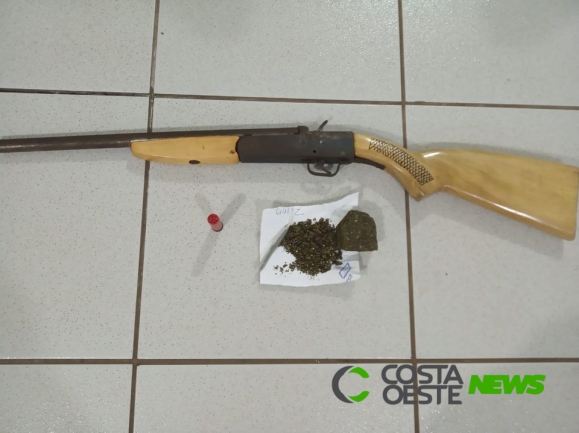 PM apreende espingarda e droga em Itaipulândia