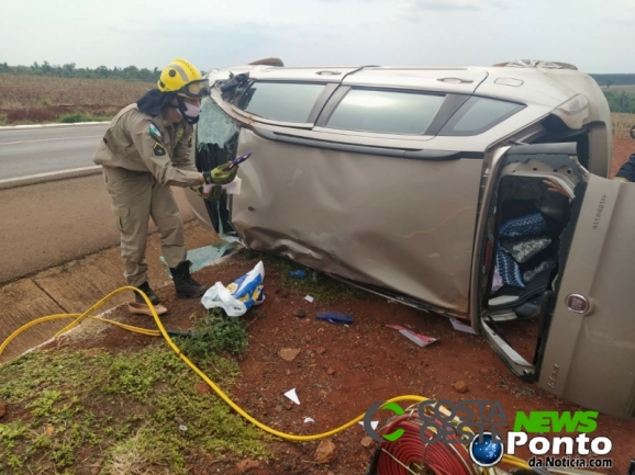 Carro capota diversas vezes entre Guaíra e Mercedes e mulher tem fratura