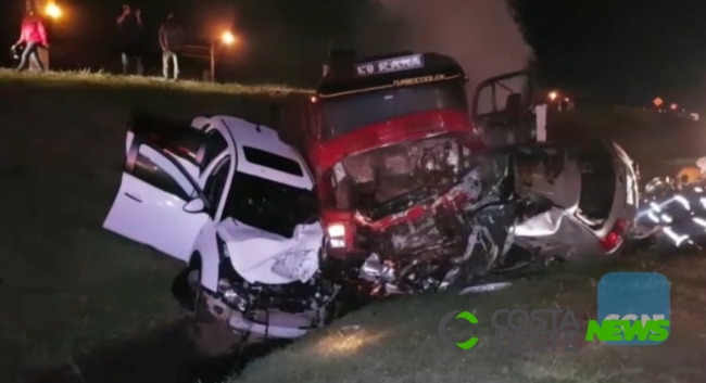 Carreta tomba e caminhonete pega fogo em grave colisão na BR-277 em Cascavel