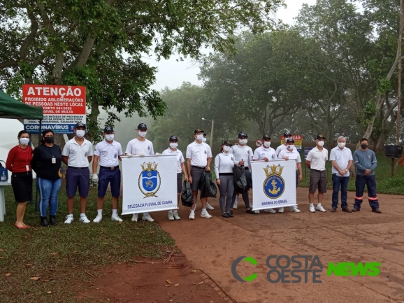 Delegacia Fluvial de Guaíra realiza limpeza no Rio Paraná e Lago de Itaipu